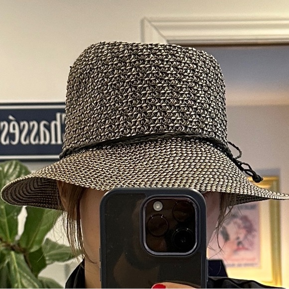 Nine West straw hat - perfect for a beach holiday. - Picture 2 of 4